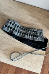 Faja ancha de cuero ovino vintage color gris con detalles de cutouts y pasamanería trabajados a mano.