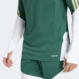 Buzo de entrenamiento Adidas de la selección de Italia, color verde con detalles en blanco y dorado. Presenta cierre frontal parcial, cuello alto y mangas largas con aberturas para pulgares.