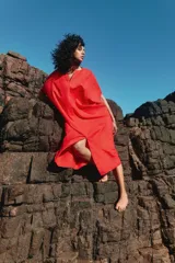 Vestido túnica rojo de lino, con cuello en V y mangas anchas, de corte holgado y largo midi.