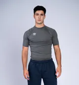 Remera deportiva azul marino de manga corta, corte ajustado y logo de Umbro estampado en el pecho.
