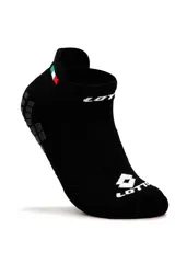 Medias soquete deportivas de color blanco marca Lotto, con suela antideslizante de goma negra, detalle de la bandera italiana en el tobillo y logo impreso en el empeine y lateral.