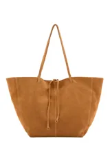 Bolso tipo shopper de gran tamaño confeccionado en cuero vacuno color tostado, con diseño de solapa y correas largas para llevar al hombro.