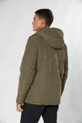 Campera de abrigo confeccionada en microfibra con tratamiento repelente al agua. Presenta capucha desmontable, cierre frontal, bolsillos delanteros con doble abertura y bolsillo interno de seguridad.