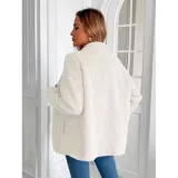 Campera de corderito color blanco, con cuello alto, cierre frontal completo y un bolsillo en el pecho con cierre.