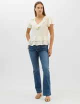 Blusa de satén color rosado con acabado texturizado, escote en V con volados, mangas cortas acampanadas y diseño péplum de doble nivel en la parte inferior.