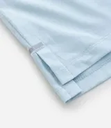 Remera deportiva masculina de manga corta y cuello redondo, confeccionada con tecnología Dry, que facilita la evaporación del sudor. Presenta un pequeño logo circular en el pecho.