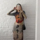 Vestido midi ajustado de microtul con estampado de paisaje oriental y letras chinas.