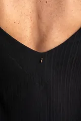 Vestido midi marrón de tejido acanalado, con escote en V y tirantes ajustables con lazos en los hombros.