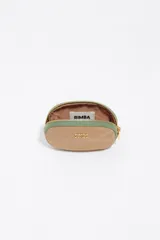 Monedero de forma ovalada marca Bimba y Lola, confeccionado en nylon color beige con detalles en verde oliva en el cierre y logo metálico dorado en el frente.