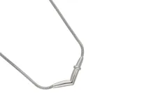 Collar plateado de acero con cadena de eslabones pequeños y dije rígido en forma de V.