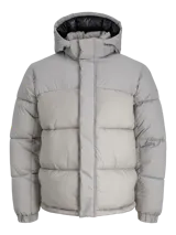 Campera puffer de corte regular, color gris, con capucha desmontable, cierre frontal con solapa, puños elásticos y diseño acolchado horizontal.