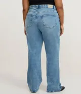 Pantalón de jean de corte recto, color azul medio, con cintura alta, trabillas para cinturón, cierre frontal con botón y cremallera, y bolsillos funcionales.
