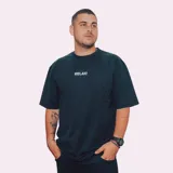 Remera de manga corta color gris oscuro con efecto gastado (acid wash). Estampado grande en la espalda con texto estilizado en blanco que incluye la palabra "THINK" arriba y un diseño abstracto debajo.