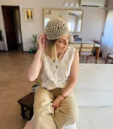 Gorro tipo casquete tejido al crochet color beige, con diseño calado.