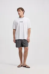 Short de baño oversize gris oscuro con cintura elástica ajustable, bolsillos y cinta lateral estampada.