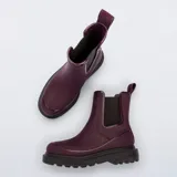 Botas tipo chelsea de la marca Melissa, confeccionadas en material sintético con acabado mate. Presentan paneles elásticos laterales, suela de goma con relieve y tirador en la parte posterior.