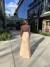 Falda midi celeste con corte al bies y cintura alta.