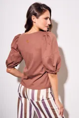 Remera color ladrillo de algodón peinado, de corte ajustado, con cuello redondo y mangas globo 3/4.