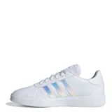 Championes Adidas Grand Court Base 2.0 de estilo urbano, color blanco con las tres tiras laterales en acabado iridiscente. Presentan un diseño clásico inspirado en el tenis con exterior de cuero sintético y suela de goma.