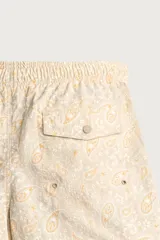 Short de baño de tejido técnico en color beige con estampado paisley en tonos claros y naranjas. Cuenta con cintura elástica con cordón ajustable, bolsillos laterales y forro interior.