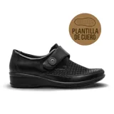 Zapato casual de mujer con cierre de velcro, confeccionado en cuero negro con textura grabada en la parte frontal y detalle de botón metálico decorativo.
