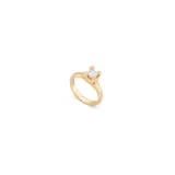 Anillo dorado con una circonita blanca engarzada.