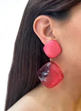 Aros colgantes con dos cuadrados de resina, uno pequeño color rosa chicle y otro grande translucido color fucsia.