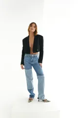 Pantalón de jean con diseño patchwork en diferentes tonos de azul.