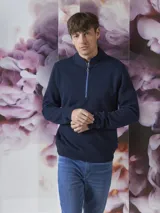 Buzo de frisa azul marino con cuello alto y cierre metálico azul.