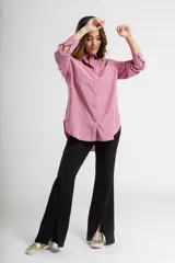 Camisa blanca de corte clásico, con cuello abotonado, manga larga y bolsillo en el pecho.