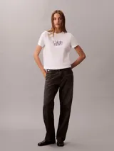 Remera blanca Calvin Klein de manga corta y cuello redondo, con estampado de logo script en el pecho en tono violeta.