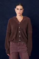 Cardigan de punto color marrón chocolate, de calce relajado, con cierre frontal de botones, mangas amplias y capucha integrada.