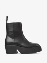 Botín negro de piel vacuna con plataforma y tacón escultural. Cuenta con plantilla reciclada OrthoLite y suela de EVA.