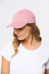 Gorro con visera de lona rosado con bordado frontal en tonos verde y violeta.
