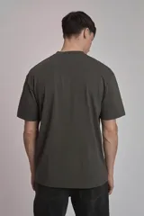 Remera verde oscuro de corte holgado y mangas cortas.