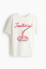 Remera de algodón color blanco, con cuello redondo, mangas cortas y estampa frontal de un plato de pasta con la leyenda 'Trattoria Roma, Italia'.