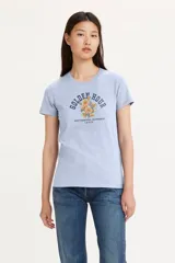 Remera de algodón color celeste con cuello redondo y mangas cortas. Presenta un estampado gráfico frontal con flores y la inscripción 'Golden Hour San Francisco, California Levi's'.