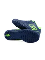 Championes de fútbol Umbro modelo Classico III TF, diseñados para césped sintético. Presentan un diseño en color blanco con detalles en verde neón en el logo lateral, interior y suela.