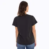 Remera de algodón reciclado color negro, con cuello redondo, mangas cortas y un bolsillo abierto en el pecho.
