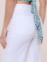 Jean wide leg de tiro alto marca Dictionary, color negro, con pretina con pasadores, botón, cierre y bolsillos delanteros y traseros.