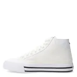 Championes urbanos Puma Court Classic Vulc Mid FS de caña media, confeccionados en lona negra con la icónica franja lateral en blanco. Presentan cierre de cordones, suela vulcanizada blanca con detalles en negro y logo de la marca en el lateral y la lengüeta.