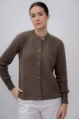 Cardigan marrón claro de punto con cuello redondo y cierre frontal con botones.