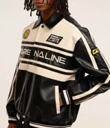 Campera masculina de cuero sintético, modelo boxy, con cuello inglés, manga larga, estampa lettering, detalles contrastantes, bolsillos y cierre por cremallera.