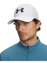 Gorro tipo gorra Under Armour modelo M Drive Low Adj, color blanco con el logo de la marca bordado en azul marino en el frente. Cuenta con visera precurvada y cierre ajustable.