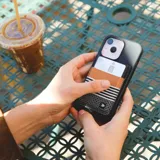 Billetera porta tarjetas Thread Sanders Magnet con diseño geométrico multicolor.