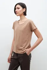 Remera color tostado melange, de corte clásico y escote redondo.