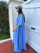 Vestido largo celeste de lino, con escote en V y corte debajo del busto.