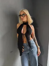 Top negro con cuello halter y lazo delantero.