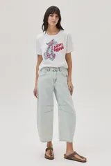 Remera blanca de algodón con estampa de cerezas y texto 'Cherry Amour' en el frente.