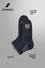 Pack de dos pares de calcetines deportivos de corte bajo, confeccionados en tejido técnico elástico con zonas de ventilación y refuerzos en talón y puntera.